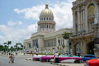 Hvana, Küba, takriben Nisan 2022: Havana Merkez Meydanı 'nda klasik arabalar