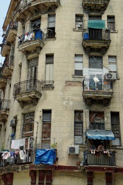 Havana, Küba, circa MAy 2022: Havana Vieja 'nın hareketli sokakları hafta sonu boyunca