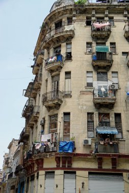 Havana, Küba, circa MAy 2022: Havana Vieja 'nın hareketli sokakları hafta sonu boyunca