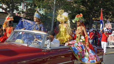 Varadero, Küba, 1 Mayıs 2022: Eski klasik arabalarla İşçi Bayramı geçidi