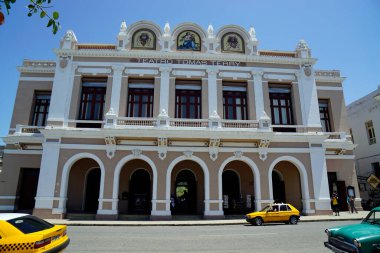 Cienfuegos, Küba, Mayıs 2022: merkez meydandaki eski binalar