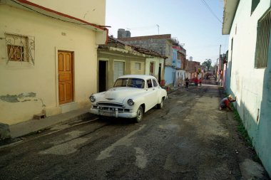 Trinidad, Küba, Mayıs 2022: Trinidad sokaklarında klasik araba