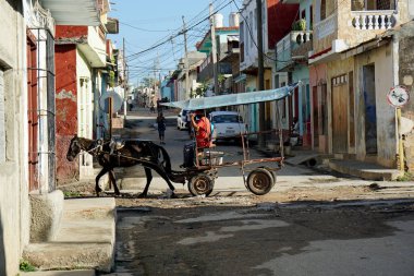 Cardenas, Küba, Mayıs 2022: Cardenas sokaklarında at arabası