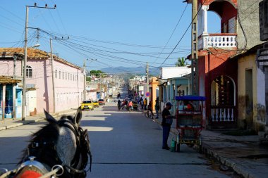 Trinidad, Küba, Mayıs 2022: Şehrin merkezindeki hareketli sokaklar