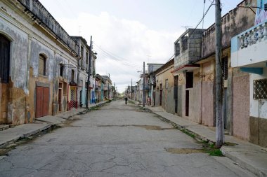 Cardenas, Küba, Mayıs 2022: Eski evlerin olduğu sokak manzarası