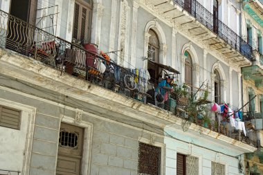 Havana, Küba, circa MAy 2022: Havana Vieja 'nın hareketli sokakları hafta sonu boyunca
