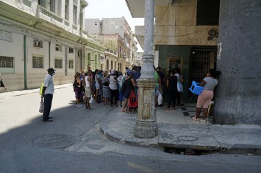 Havana, Küba, Mayıs 2022: Yiyecek kıtlığı - Yerel halk yiyecek almak için bir dükkanda bekliyor