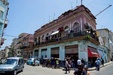 Havana, Küba, circa MAy 2022: Havana Vieja 'nın hareketli sokakları hafta sonu boyunca