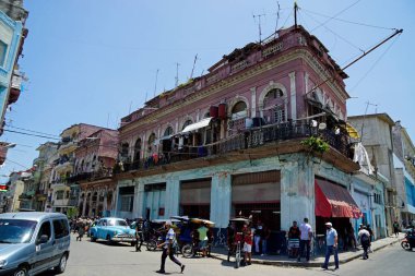 Havana, Küba, circa MAy 2022: Havana Vieja 'nın hareketli sokakları hafta sonu boyunca