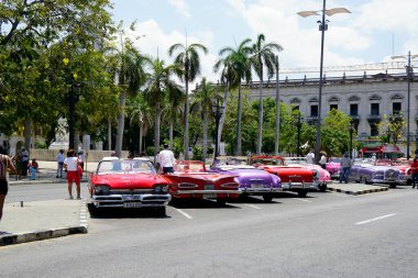 Hvana, Küba, takriben Nisan 2022: Havana Merkez Meydanı 'nda klasik arabalar