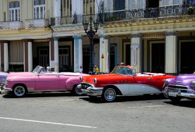 Hvana, Küba, takriben Nisan 2022: Havana Merkez Meydanı 'nda klasik arabalar