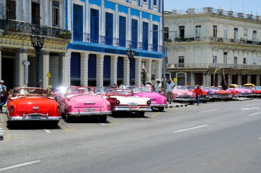Hvana, Küba, takriben Nisan 2022: Havana Merkez Meydanı 'nda klasik arabalar