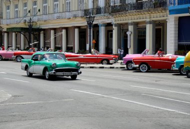 Hvana, Küba, takriben Nisan 2022: Havana Merkez Meydanı 'nda klasik arabalar