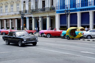 Hvana, Küba, takriben Nisan 2022: Havana Merkez Meydanı 'nda klasik arabalar