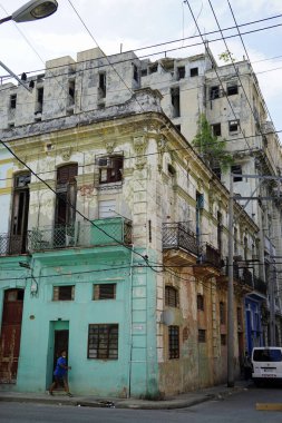 Havana, Küba, circa MAy 2022: Havana Vieja 'nın hareketli sokakları hafta sonu boyunca