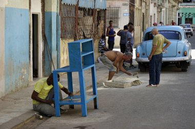 Havana, Küba, takriben Mayıs 2022: Marangoz sokaklarda mobilya tamir ediyor