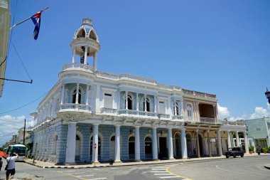 Cienfuegos, Küba, Mayıs 2022: merkez meydandaki eski binalar