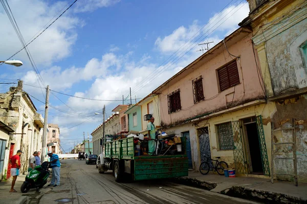 Cardenas, Küba, Mayıs 2022: Eski evlerin olduğu sokak manzarası