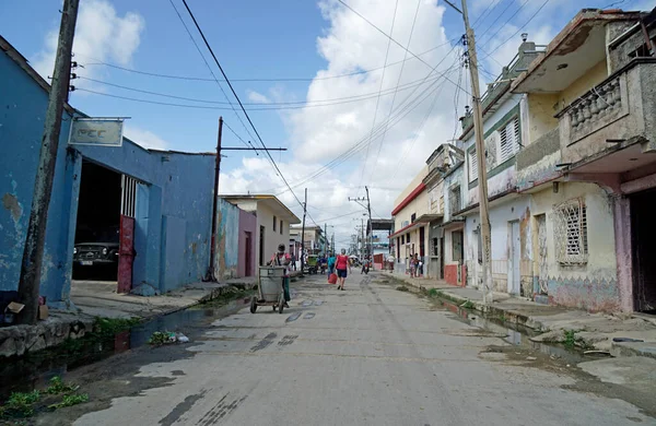 Cardenas, Küba, Mayıs 2022: Eski evlerin olduğu sokak manzarası
