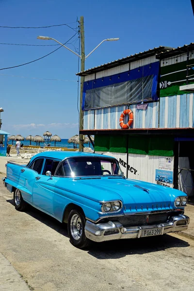 2022年4月左右 古巴哈瓦那 哈瓦那大街上的经典汽车 — 图库照片
