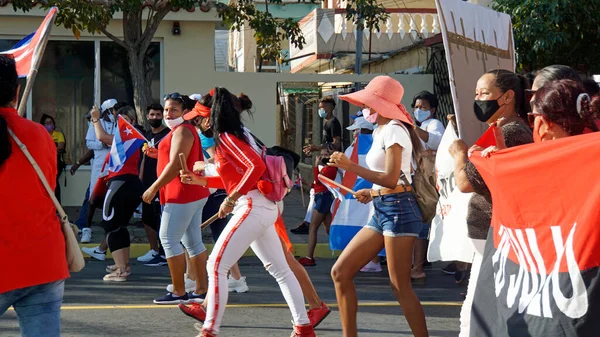 5月1日 古巴瓦拉杰罗 当地民众在街头庆祝劳动节游行 — 图库照片