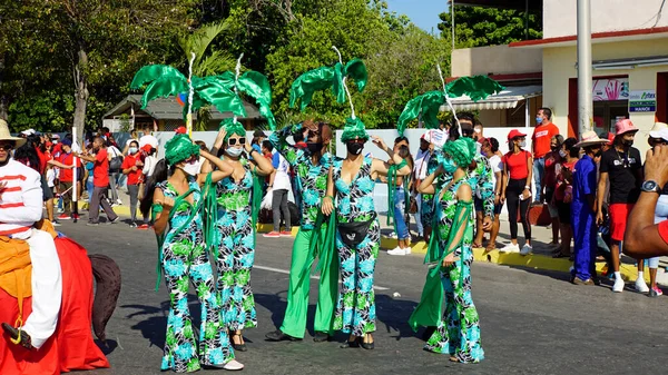 Varadero, Küba, 1 Mayıs 2022: Varadero sokaklarında işçi bayramında renkli karnaval geçidi