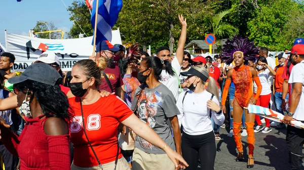 Varadero, Küba, 1 Mayıs: Yerel halk sokaklarda işçi bayramını kutluyor 