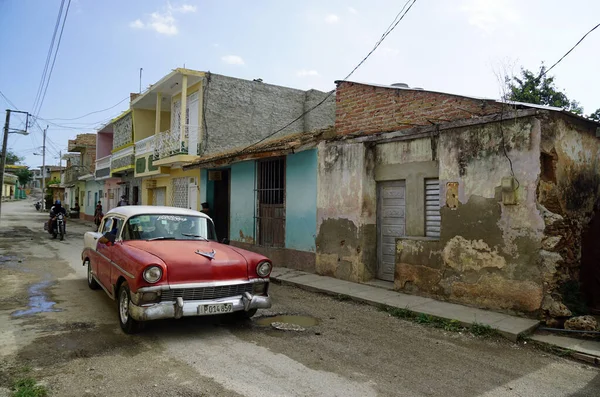 Trinidad, Küba, Mayıs 2022: Trinidad sokaklarında klasik araba