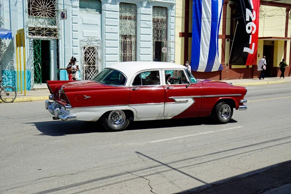 Cardenas, Küba, yaklaşık Nisan 2022: Cardenas sokaklarında klasik eski arabalar