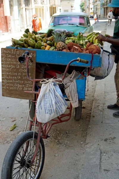 2022年5月頃 キューバのハバナ 市場のカートから野菜や果物を販売する業者 — ストック写真