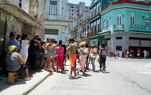 Havana, Küba, Mayıs 2022: Yiyecek kıtlığı - Yerel halk yiyecek almak için bir dükkanda bekliyor