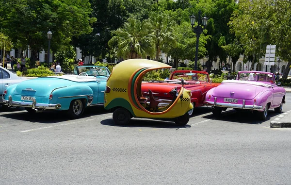 Hvana, Küba, takriben Nisan 2022: Havana Merkez Meydanı 'nda klasik arabalar