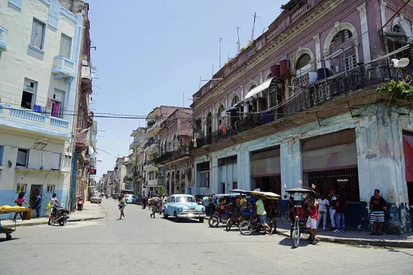 Havana, Küba, circa MAy 2022: Havana Vieja 'nın hareketli sokakları hafta sonu boyunca