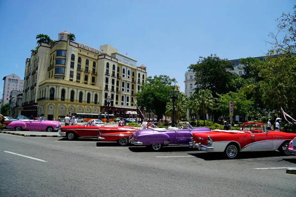 Hvana Kuba Około Kwietnia 2022 Samochody Klasyczne Placu Centralnym Hawanie — Zdjęcie stockowe