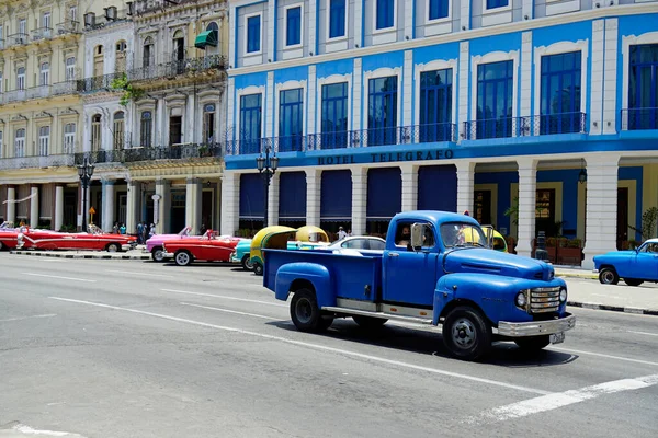 Hvana Cuba Circa April 2022 Classic Cars Havanas Central Square — Stock Photo, Image