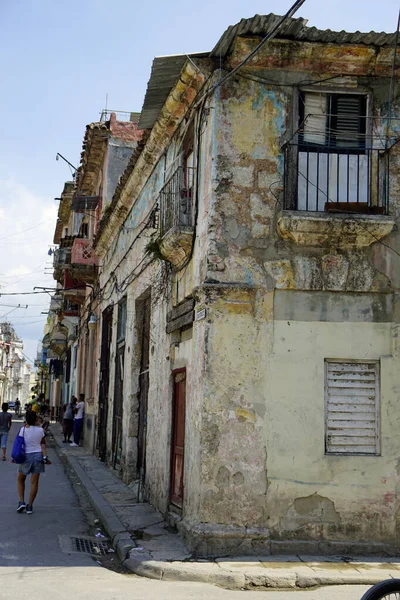 Havana, Küba, circa MAy 2022: Havana Vieja 'nın hareketli sokakları hafta sonu boyunca