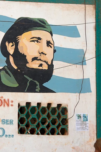 Havana, Küba, Mayıs 2022: Duvarda mavi ve beyaz devrim resmi 