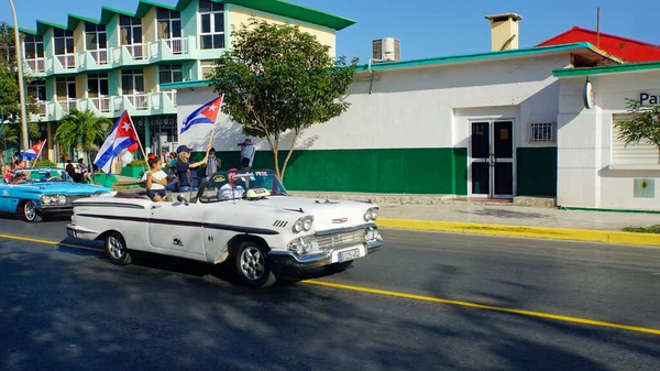 Varadero, Küba, 1 Mayıs 2022: Eski klasik arabalarla İşçi Bayramı geçidi