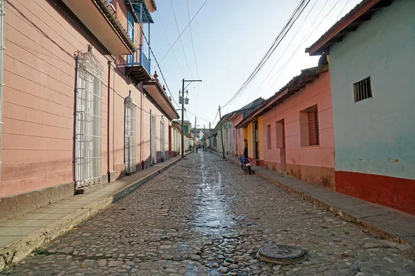 2022年5月頃キューバのトリニダード 町の中心部にある薄紫色の通り — ストック写真