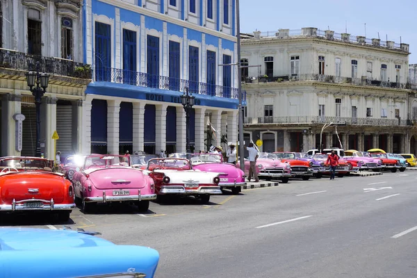 2022年4月左右 古巴Hvana Havanas中央广场的经典汽车 — 图库照片