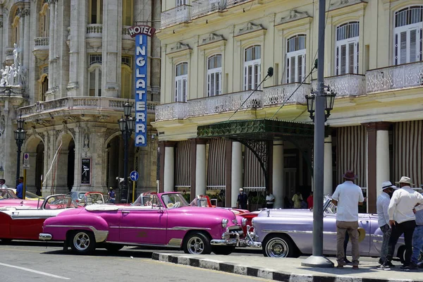 Hvana, Küba, takriben Nisan 2022: Havana Merkez Meydanı 'nda klasik arabalar