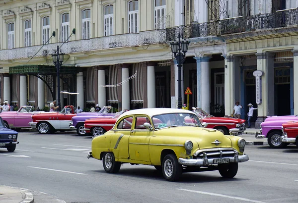 Hvana, Küba, takriben Nisan 2022: Havana Merkez Meydanı 'nda klasik arabalar