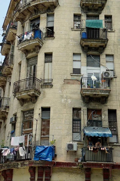 Havana, Küba, circa MAy 2022: Havana Vieja 'nın hareketli sokakları hafta sonu boyunca