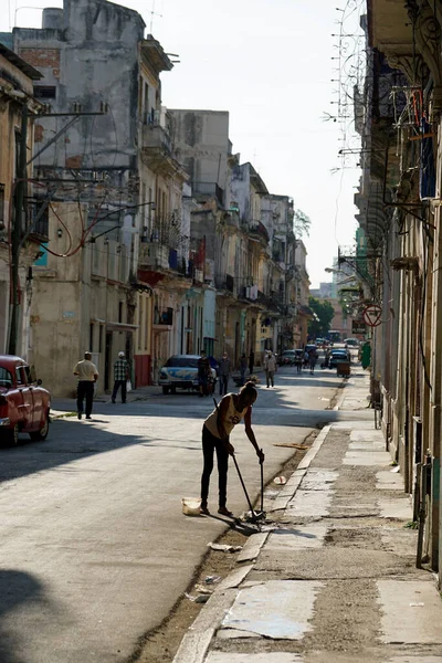 Havana, Küba, circa MAy 2022: Havana Vieja 'nın hareketli sokakları hafta sonu boyunca
