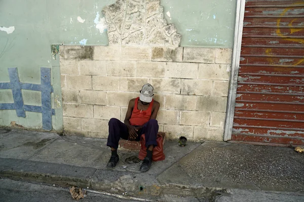 2022年5月頃キューバ ハバナ 路上で寝ている老人 — ストック写真