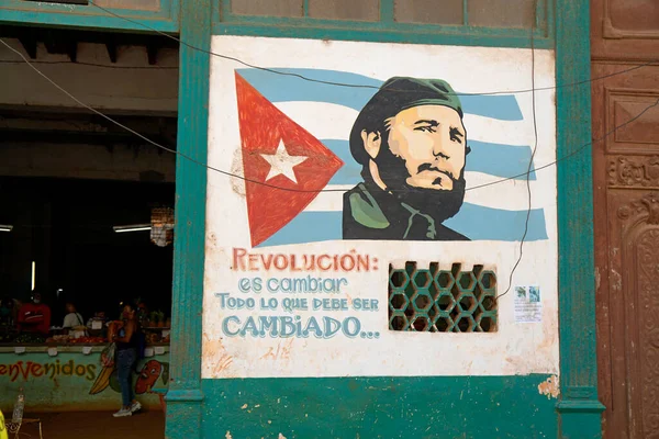 Havana, Küba, Mayıs 2022: Duvarda mavi ve beyaz devrim resmi 