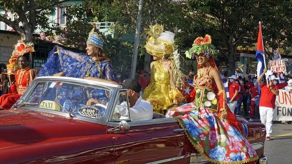 Varadero, Küba, 1 Mayıs 2022: Eski klasik arabalarla İşçi Bayramı geçidi