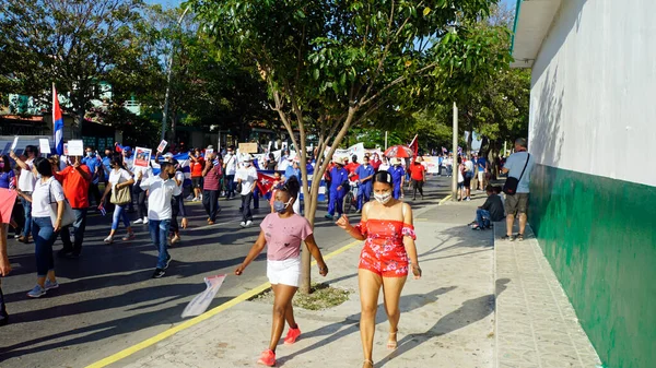 Varadero, Küba, 1 Mayıs: Yerel halk sokaklarda işçi bayramını kutluyor 