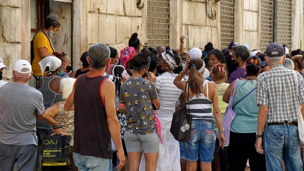 Havana, Küba, Mayıs 2022: Yiyecek kıtlığı - Yerel halk yiyecek almak için bir dükkanda bekliyor