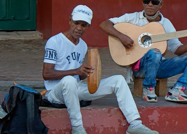 Trinidad, Küba, takriben Mayıs 2022: yerel grup sokaklarda salsa ve merengue müziği çalıyor